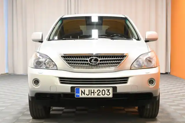 Harmaa Maastoauto, Lexus RX – NJH-203