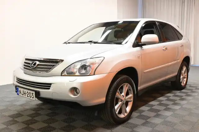 Harmaa Maastoauto, Lexus RX – NJH-203