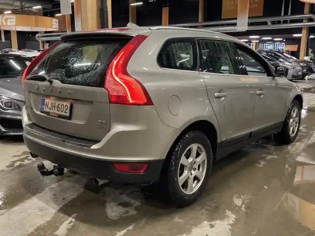 Beige Maastoauto, Volvo XC60 – NJH-602