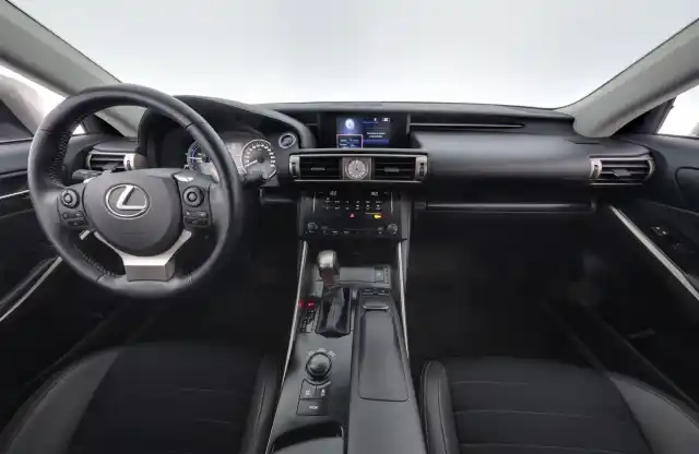 Hopea Sedan, Lexus IS – NJI-745