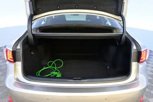 Hopea Sedan, Lexus IS – NJI-745