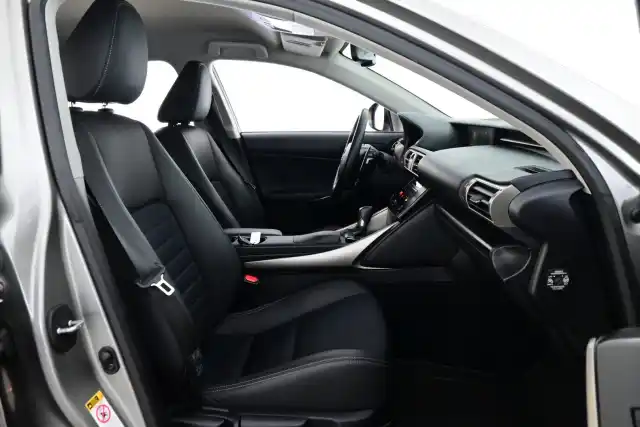 Hopea Sedan, Lexus IS – NJI-745