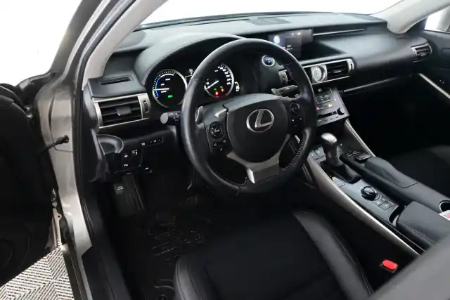 Hopea Sedan, Lexus IS – NJI-745