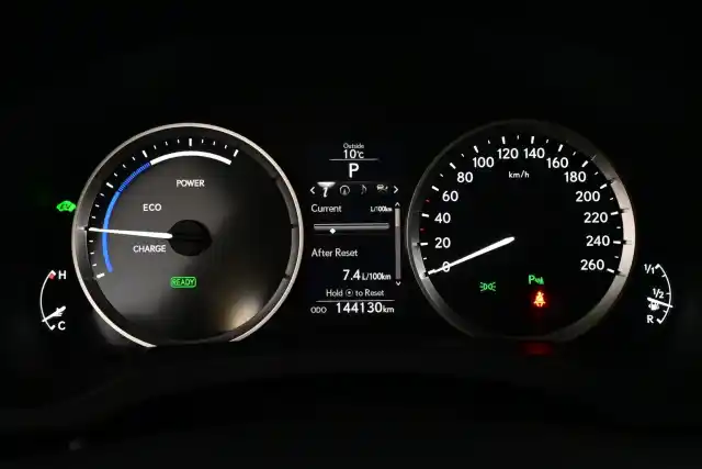 Hopea Sedan, Lexus IS – NJI-745