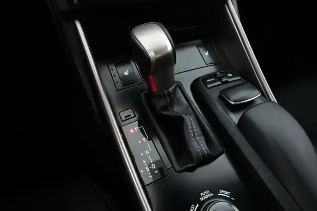 Hopea Sedan, Lexus IS – NJI-745