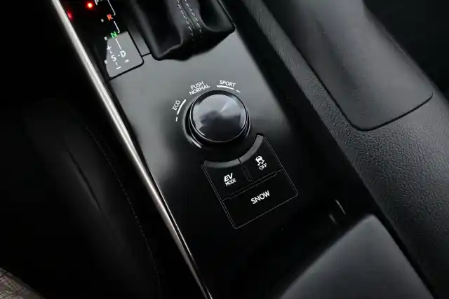 Hopea Sedan, Lexus IS – NJI-745