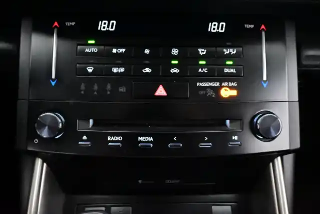 Hopea Sedan, Lexus IS – NJI-745