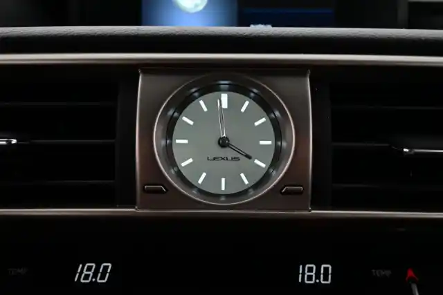 Hopea Sedan, Lexus IS – NJI-745