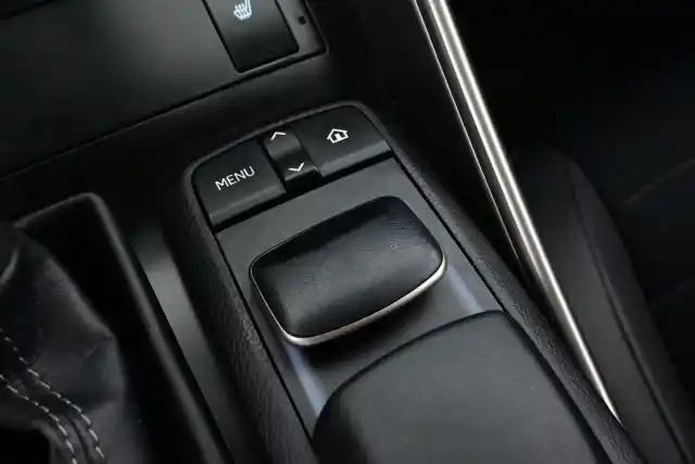 Hopea Sedan, Lexus IS – NJI-745