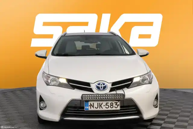 Valkoinen Farmari, Toyota Auris – NJK-583