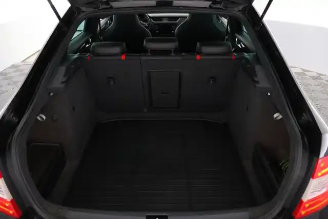 Musta Viistoperä, Skoda OCTAVIA – NJN-477