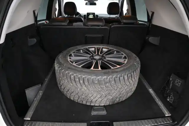 Valkoinen Maastoauto, Mercedes-Benz GLE – NJN-879