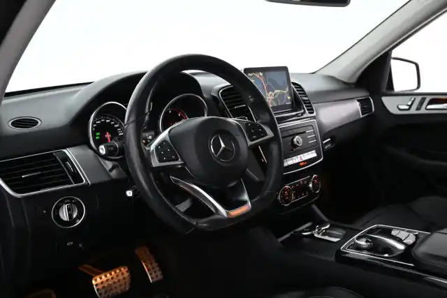 Valkoinen Maastoauto, Mercedes-Benz GLE – NJN-879