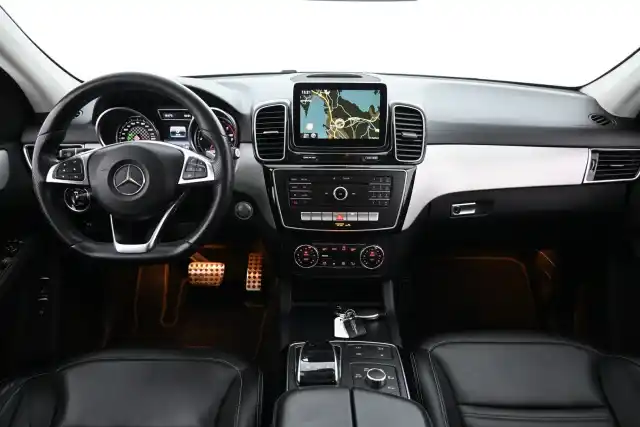 Valkoinen Maastoauto, Mercedes-Benz GLE – NJN-879