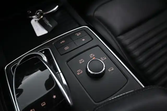 Valkoinen Maastoauto, Mercedes-Benz GLE – NJN-879