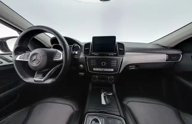 Valkoinen Maastoauto, Mercedes-Benz GLE – NJN-879