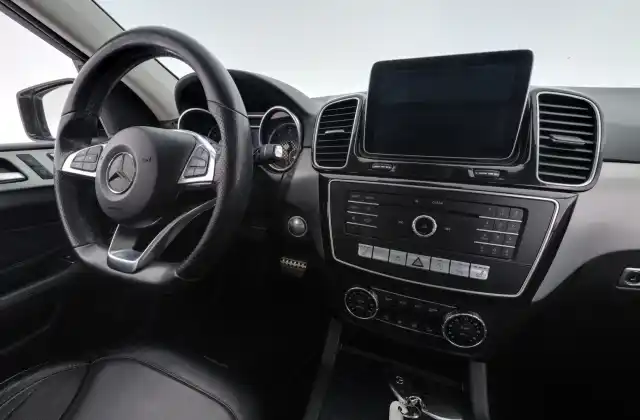 Valkoinen Maastoauto, Mercedes-Benz GLE – NJN-879