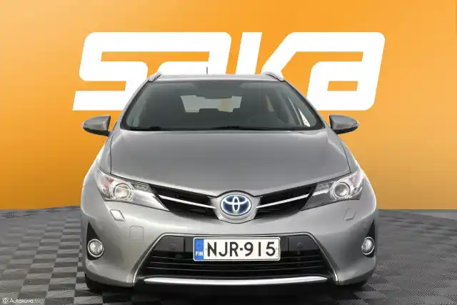 Harmaa Farmari, Toyota Auris – NJR-915