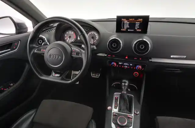 Harmaa Viistoperä, Audi S3 – NJS-227