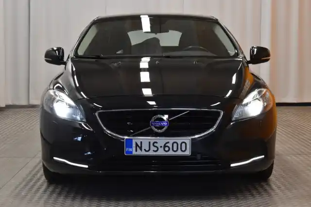 Musta Viistoperä, Volvo V40 – NJS-600