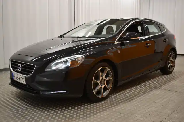 Musta Viistoperä, Volvo V40 – NJS-600