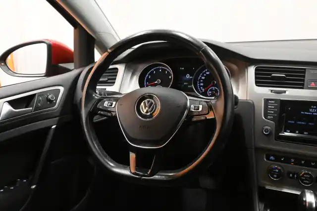 Punainen Viistoperä, Volkswagen Golf – NJT-125