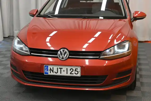 Punainen Viistoperä, Volkswagen Golf – NJT-125