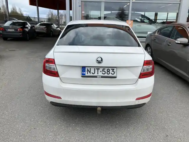 Valkoinen Viistoperä, Skoda Octavia – NJT-583