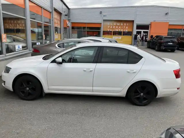 Valkoinen Viistoperä, Skoda Octavia – NJT-583