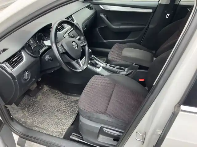 Valkoinen Viistoperä, Skoda Octavia – NJT-583