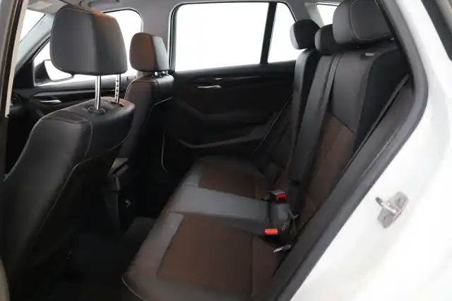 Valkoinen Maastoauto, BMW X1 – NJT-975