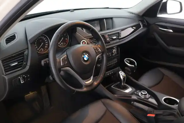 Valkoinen Maastoauto, BMW X1 – NJT-975