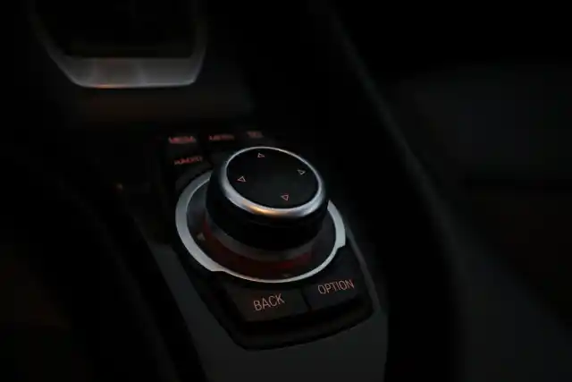 Valkoinen Maastoauto, BMW X1 – NJT-975