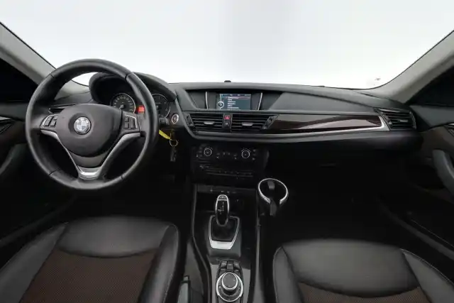 Valkoinen Maastoauto, BMW X1 – NJT-975