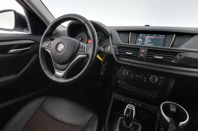 Valkoinen Maastoauto, BMW X1 – NJT-975