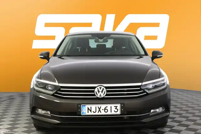 Ruskea (beige) Sedan, Volkswagen Passat – NJX-613
