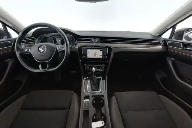 Ruskea (beige) Sedan, Volkswagen Passat – NJX-613