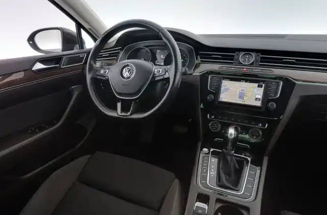 Ruskea (beige) Sedan, Volkswagen Passat – NJX-613
