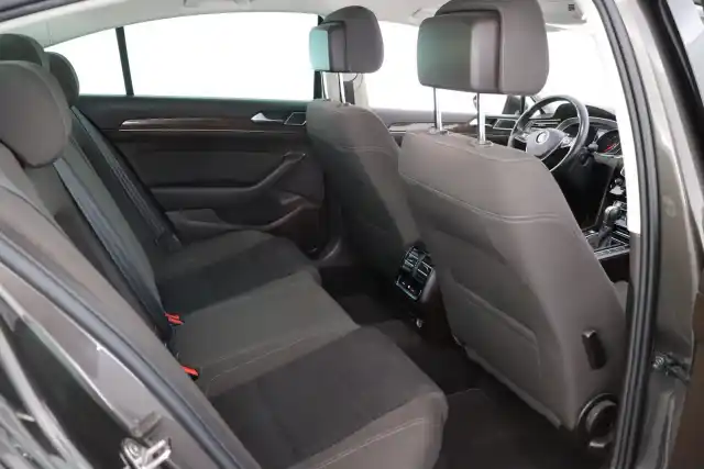 Ruskea (beige) Sedan, Volkswagen Passat – NJX-613