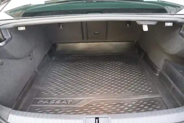 Ruskea (beige) Sedan, Volkswagen Passat – NJX-613