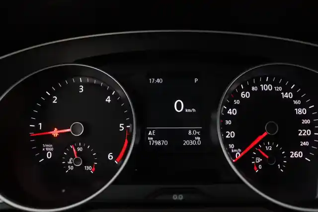 Ruskea (beige) Sedan, Volkswagen Passat – NJX-613