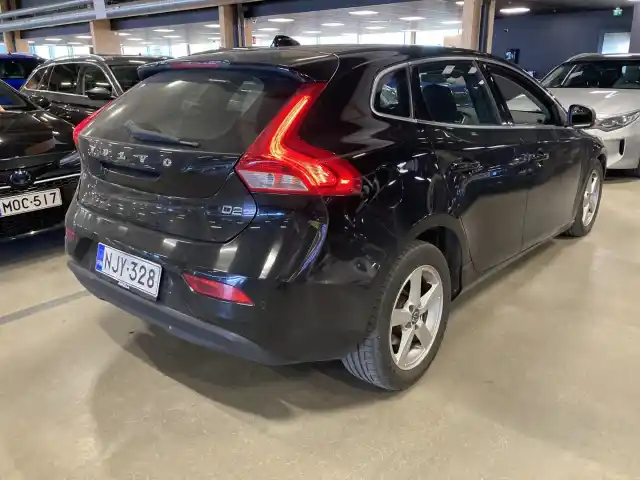 Musta Viistoperä, Volvo V40 – NJY-328