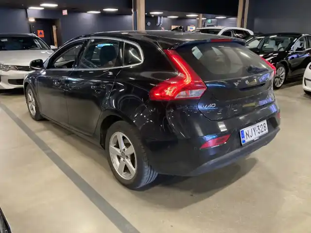 Musta Viistoperä, Volvo V40 – NJY-328