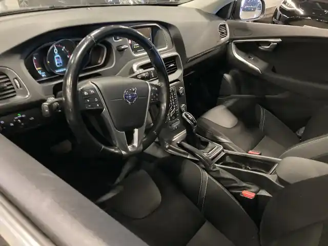 Musta Viistoperä, Volvo V40 – NJY-328
