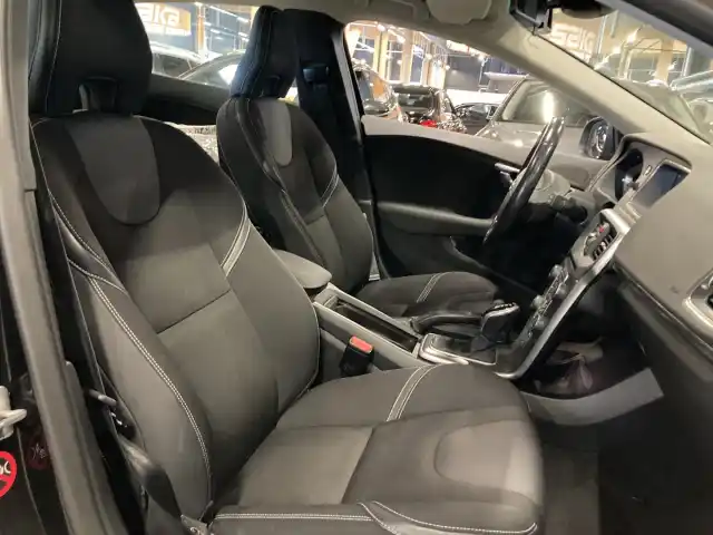 Musta Viistoperä, Volvo V40 – NJY-328