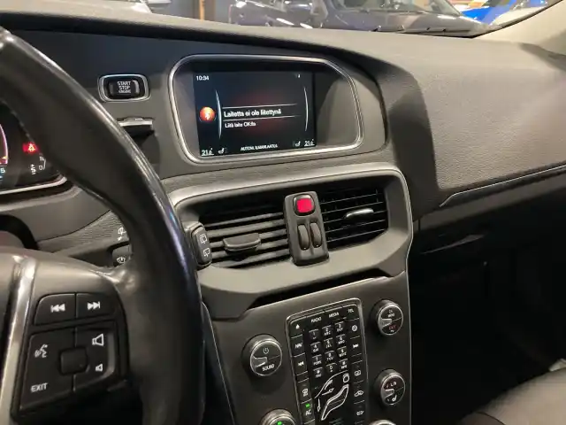 Musta Viistoperä, Volvo V40 – NJY-328