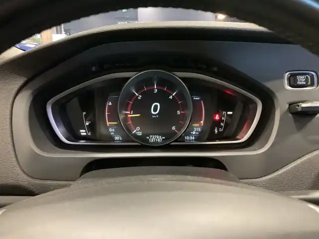 Musta Viistoperä, Volvo V40 – NJY-328