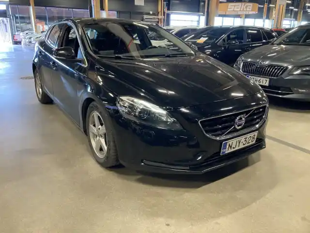 Musta Viistoperä, Volvo V40 – NJY-328
