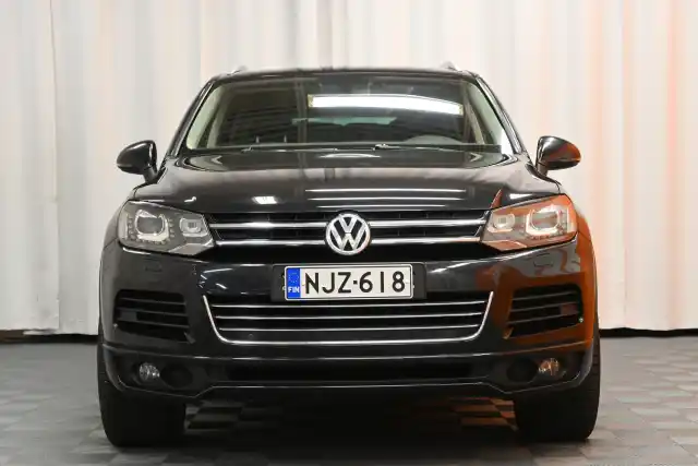 Musta Maastoauto, Volkswagen Touareg – NJZ-618