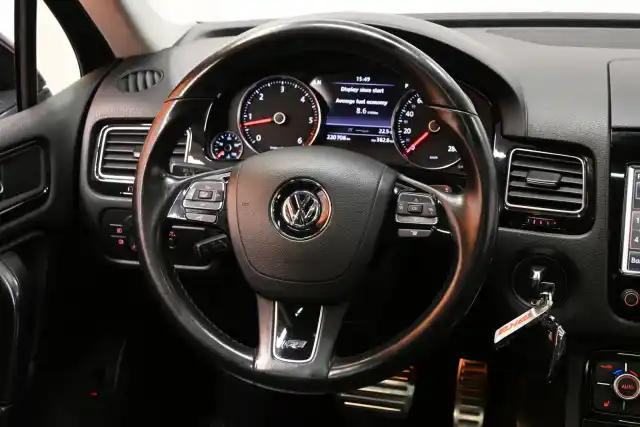 Musta Maastoauto, Volkswagen Touareg – NJZ-618